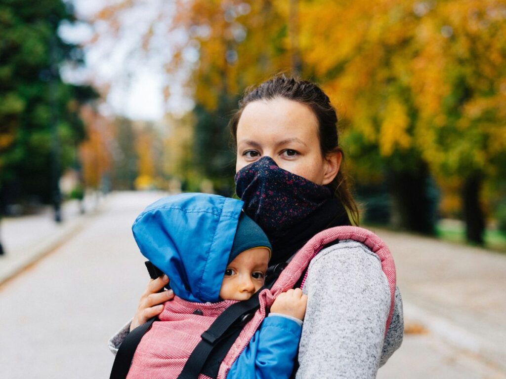 Structured baby carrier